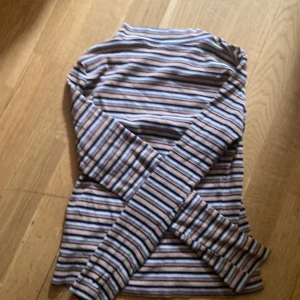 Randig tröja HM - Tight tröja och säljer då den är för liten. Passar S/XS