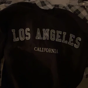 Tröja  - Säljer denna tröja från Ginatricot i storlek S 