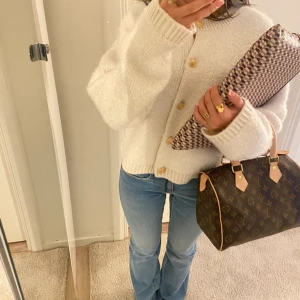 Vit stickad kofta  - Jätte fin och tjock elegant vit stickad kofta med guldknappar🤍