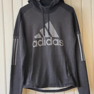 Adidas Hoodie - Hoodie från Adidas i storlek S. Mycket använd men bra skick, säljer för 40kr! 🖤