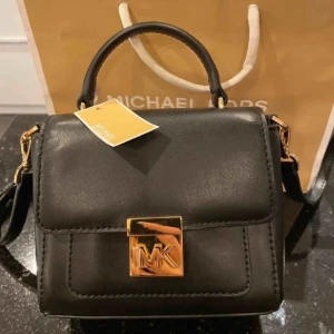 Michael kors väska  - Oanvänd michael kors väska köpt i nederländerna. Prislapp sitter kvar! Inget kvitto. 