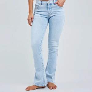 Säljer mina jätte fina bikbok jeans! Säljer pga dem blivit för korta, skriv för mer bilder på mig!💗Nypris:699kr, säljer för 200!