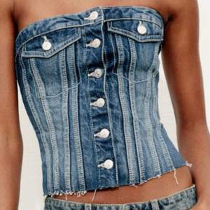 Säljer denna jeans topp pågrund av att det är för liten, storlek XS💞