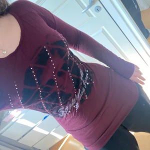 Cool y2k 2000s längre tight tröja med stenar - Tröja med rhinestones och sitter så snyggt. Kommer inte till användning, tryck gärna på köp nu eller kika in mina andra annonser! Pris är diskuterbart på allt!💋