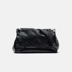 Zara väska - En fin väska som passar till mycket, knappt använd 10/10 skick. Hojta till om mer frågor eller bilder😊