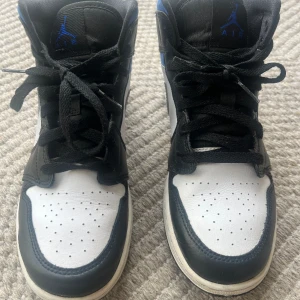 Air Jordan 1 MID - Air Jordan 1 MID i gott skick. Lite brukt! Nyprisen 2699,- Säljes nu för 1000,-