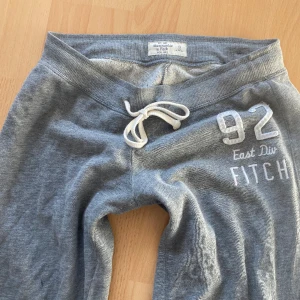 Vintage y2k lågmidjade mjukisbyxor - Så snygga mjukisbyxor med detaljer. Benen är raka/lite utsvängda och sitter så fint på någon med strl xs/S och som är lite kortare än 167(för små o lite korta på mig som är 167 och brukar ha M).tryck gärna på köp nu eller kika in mina andra annonser!