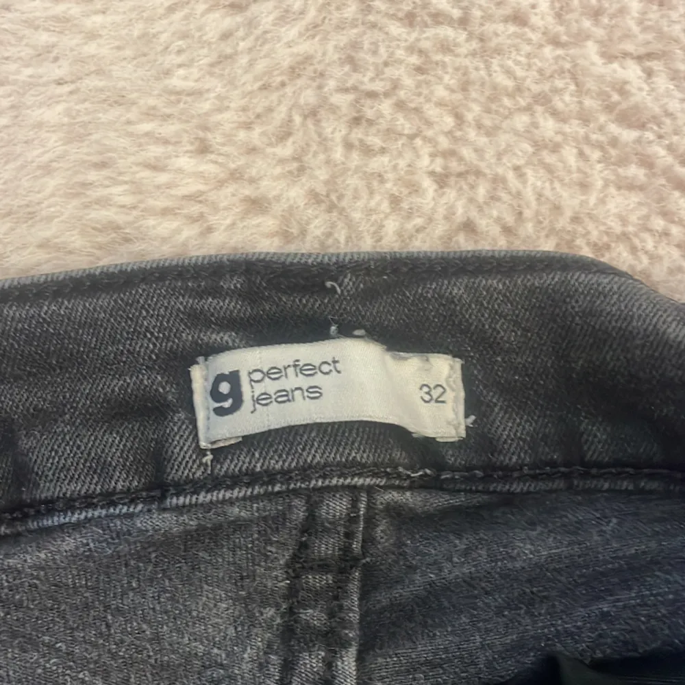 Säljer dessa fina lowwaist  jeans ifrån Gina tricot, storlek 32. Har en liten defekt längst ner på baksidan. Men inget man tänker på. Jeans & Byxor.