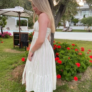 Sommar klänning  - Vit långklänning från Bershka i strl 36. Jag är 166 cm lång och den passar perfekt på mig. 🤍