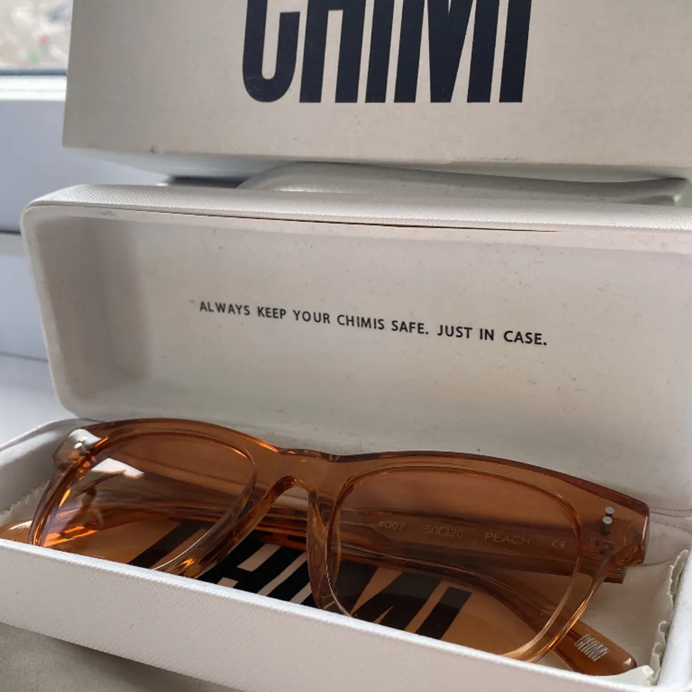 Nya Chimi solglasögon Perfekta till sommaren FÄRG: peach NYPRIS: 1000kr. Övrigt.