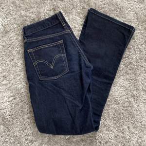 Säljer mina superfina mörkblå Levis jeans då dem tyvärr har blivit för korta, de är lowwaist och bootcut, inga defekter💕priset kan diskuteras, skriv för fler bilder💗💗