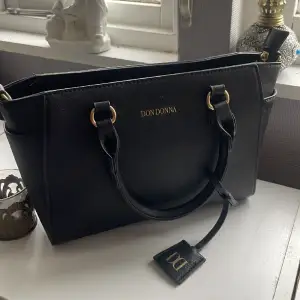 Så snygg handväska från Don Donna använd endast några enstaka gånger nypris 500kr!❤️