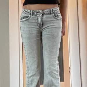 Supersnygga bootcut jeans som är lågmidjade storlek 152. Nypris 499