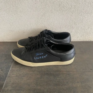 Yves Saint Laurent skor  - Sjukt snygga skor från YSL som passar 44 perfekt. Skick 8/10. Kan tänka mig gå ner lite vid snabb affär. Skriv om ni har några frågor🙌🏻