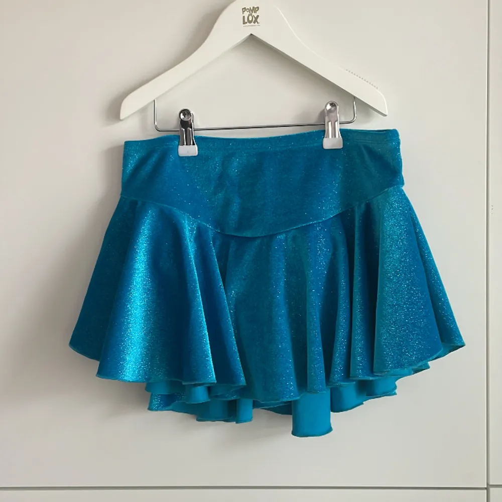 Glittrig blå konståknings kjol från Chloe Noel🩵 Storlek M. Endast använd en gång. Säljer även en lila, så 80kr st eller båda för 150 kr! Djur och rökfritt hem🏡. Kjolar.