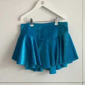Glittrig blå konståknings kjol från Chloe Noel🩵 Storlek M. Endast använd en gång. Säljer även en lila, så 80kr st eller båda för 150 kr! Djur och rökfritt hem🏡