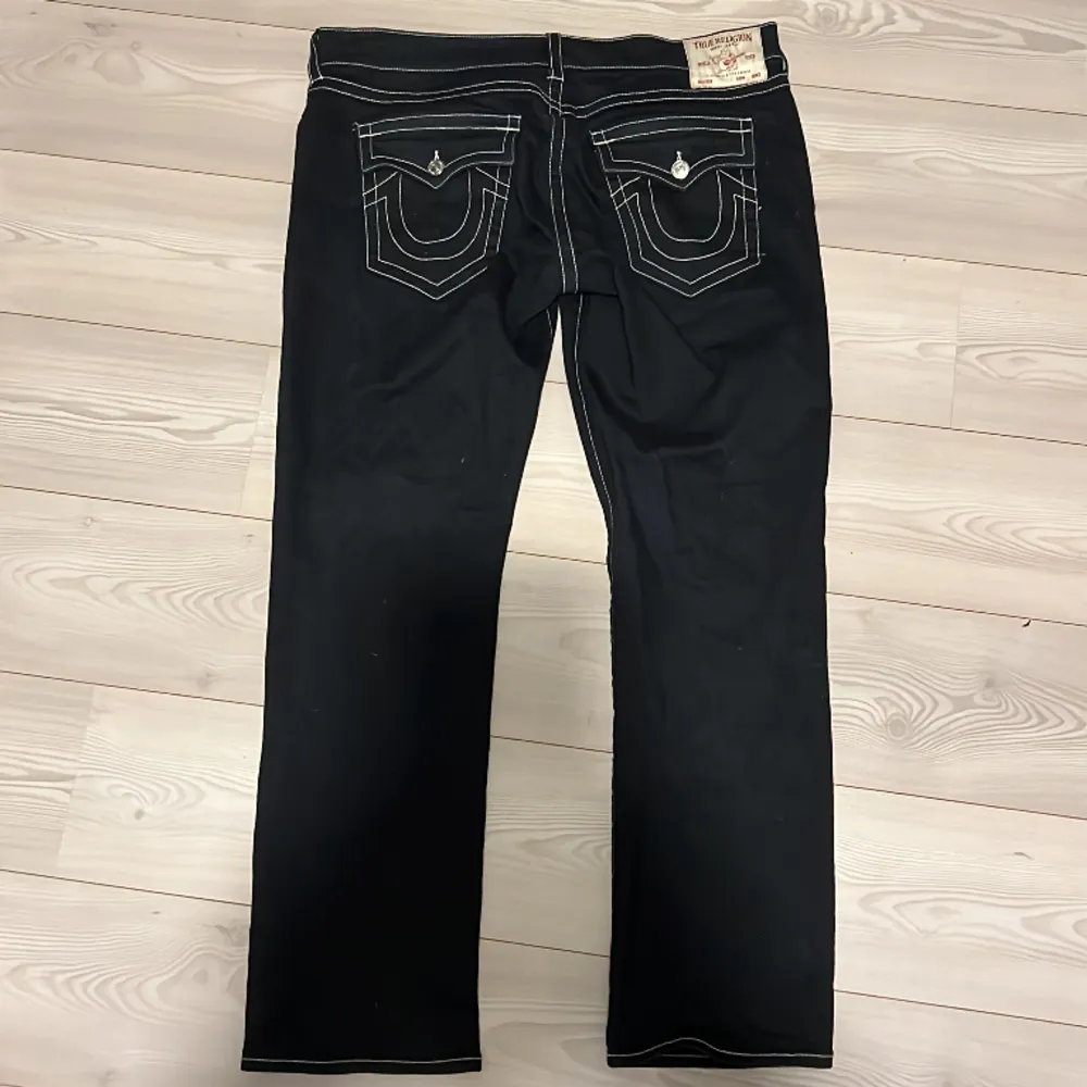 Kokfeta svarta trueys 🤤🤤baggy asf and swaggy asf u already kno🙏💯säljer för har 2 par som e samma😭. Jeans & Byxor.