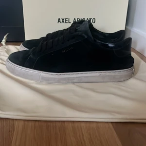 Axel arigato skor clean 90 - Ett par arigato skor som inte kommer till användning längre box och dustbags skriv om ni har nån fråga pris kan diskuteras