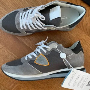 Phillipe model skor  - Storlek 43. Helt nya oanvända. Anledning till att jag säljer är för att de var för små, men annars var de jätte sköna o najs skor. Köpte de för 3.000kr säljer för 2500kr