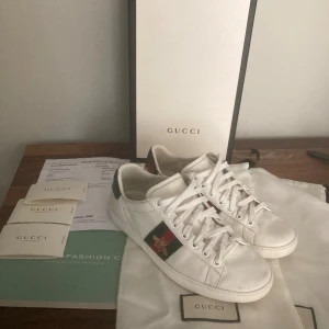 Gucci ace skor | 39/40 - Hej, säljer dessa jätte feta Gucci ace skor skick 7,5/10 baksidan är inte helt bortafinns mycke liv kvar i skorna, allt og följer med i köp som är två dustbags box kvitto 3 Gucci kort osv tveka inte vid funderingar! Kan gå ner i pris vid snabb affär!