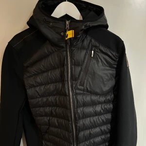 Parajumper Cardigan - Väldigt ny parajumper cardigan, köpt på Johnells i Stockholm för cirka 5200kr. Skick: 10/10, inga skador eller problem med kedja osv, allt funkar perfekt.  Storlek: Large, jag har medium men den sitter väldigt bra ändå. 
