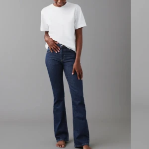 Gina Tricot ”Full Length Flare Jeans”  - Använda max tre gånger och säljer då de ej kommer till användning, som nya utan några defekter🥰Köpta för 499 säljer för 300 +frakt! Skriv privat för egna bilder! 
