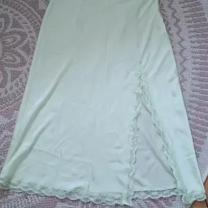 En kjol i silk tyg ifrån H&M 🫶🏼 Aldrig använd, storlek 36 (S). Se sista bilden för hur den på ett ungefär ser ut på 💓