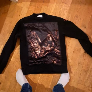 bastille rive droite tröja  - Säljer denna as feta bastille tröja me galet tryck som är gjort av polyester.Nypriss från mayor gbg 2199.Den är knappt använd Max 6-9 gånger.Storlek är M men passar mer som S.