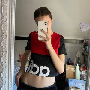 Adidas t-shirt - Nästan aldrig använd och i väldigt bra skick. Enligt tröjan rekommenderad för 13-14 åringar/164. Storlek XS/S.