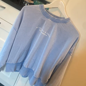 Blå tröja - Ljusblå tröja från bershka. I bra skick. Skriv om ni har några frågor