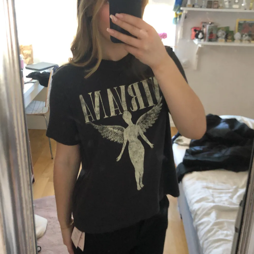 Nirvana T-shirt i nyskick, använd 1-2 gånger . T-shirts.