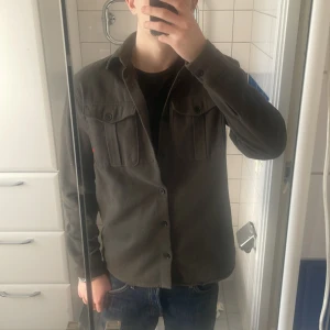 Overshirt  - Snygg 10/10 skick overshirt väldig sällan använd har legat i garderoben använd Max 10 gånger. Storlek M men passar S och L också köpt för runt 600-700 krfrpn jack and Jones hör av dig vid frågor eller mer bilder