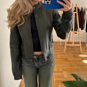 Svart skinnjacka  - Svart skinnjacka från ONLY. Lite sliten och blek i skinnet precis som en vintage skinnjacka ska vara 🥰