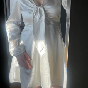 Studentklänning strl.36 - Säljer min fina studentklänning som jag hade på min mottagning så den är i väldigt bra skick, inga defekter! Storlek 36 i satin material så den glänser och är superfin i dagsljus☺️ Skickar gärna fler bilder!