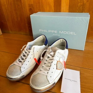 Philippe Model skor - Säljer ett par helt nya Philippe Model skor, skorna är helt oanvända. Lappen på skorna finns kvar även boxen. Hör av dig vid intresse eller fler bilder. 