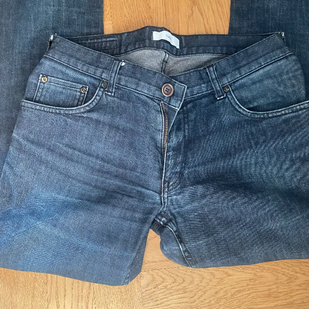 Fina mörkblåa lågmidjade jeans. Står nt storlek men skulle säga S. Skriv vid frågor eller fler bilder🫶. Jeans & Byxor.