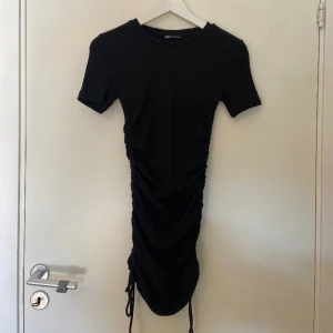 Zara klänning - Zaras superpoppis side string dress! Bara använd en gång❤️‍🔥