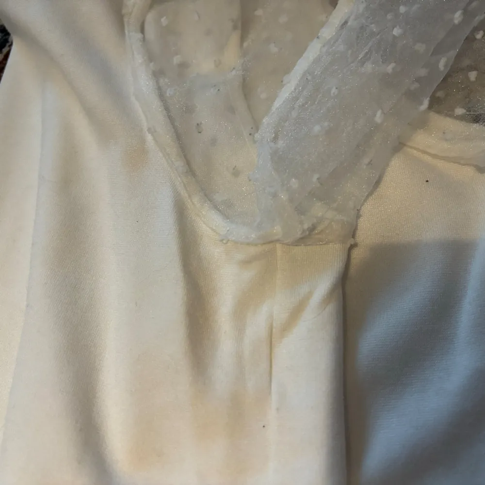 Jättefin vit topp med puffärmar. Originellt köpt från Lindex barnavdelning, tröjan är i strl 158/164. Finns en liten tråd i högra armhålan, men annars är den i bra skick!. Toppar.