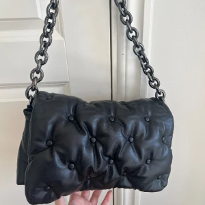 Svart väska💘💘 - Säljer denna svarta väska då den ej kommer till användning💖💖 Bara att trycka på köp nu!