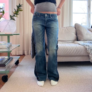 Jeans! - Snygga lågmidjade jeans!! MIDJEMÅTT:80cm INNERBENSLÄNGDEN:79cm