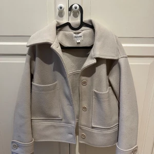 Kappahl kappa beige  - Säljer denna kappa från Kappahl i beige som inte går att köpa längre💞Jackan  användes ett fåtal gånger gånger förra våren men är i nytt skick🤍Nypris: 900kr och säljer för 600kr+ frakt 