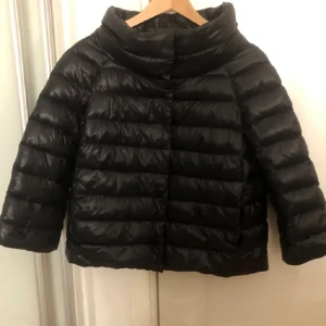 Svart Herno jacka - FÖRRA ANONSEN FÖRSVANN Jätte fint skick, väl omhändertagen och sparsamt använd. Passar mig som är en S. Kom privat för mer preferens eller frågor. 