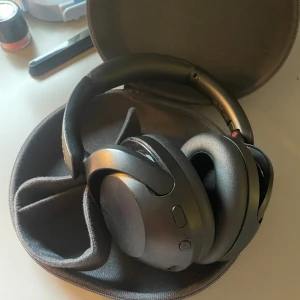 Sony WH-XB910N - Svarta trådlösa over ear hörlurar, de har små repor men det är inget man tänker på, annars bar använda några gånger, fodral kommer med <3