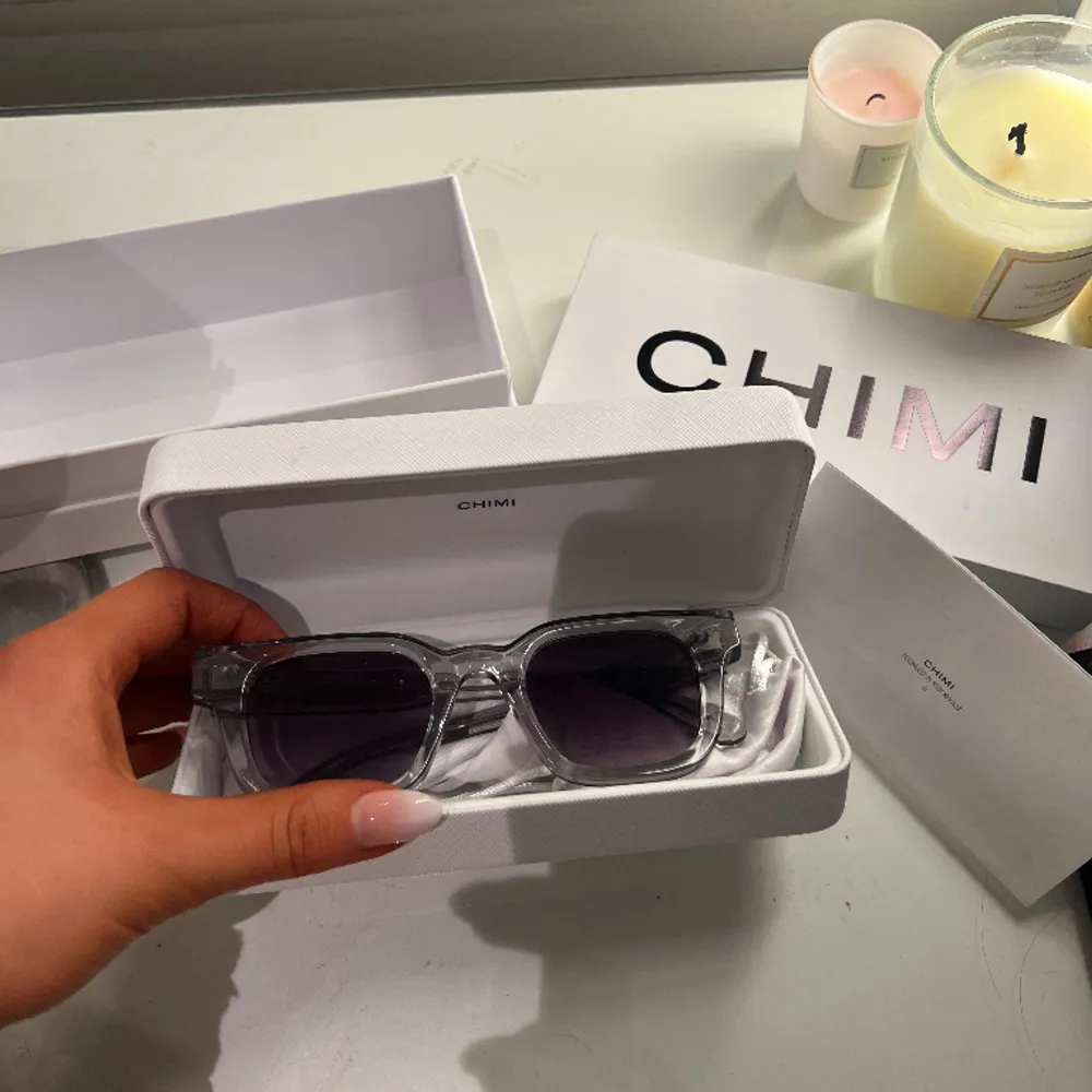 Säljer mina chimi solglasögon 04 i grå som är i nyskick och inte använda pågrund av att jag inte gillar att ha solglasögon på mig, man får med sig allt som ingår: kartong, hållare, påse, duk och solglasögonen💕. Accessoarer.