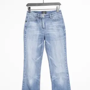 Jätte fina bootcut jeans i storlek 28x34!! Använd få gånger & är i bra skick!!🫶🏻