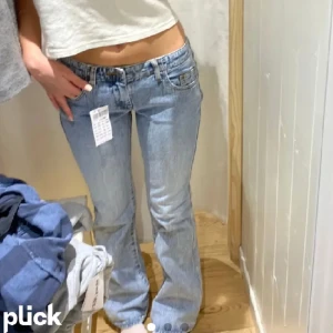 Brandy Melville Jeans - Superfina jeans från Brandy Melville, superfint skick! 🩷 Frakten kostar 78 kr och tar endast emot betalningar via swish eftersom mitt bank-id inte fungerar i Plickappen 🩷 Första bilden är lånad
