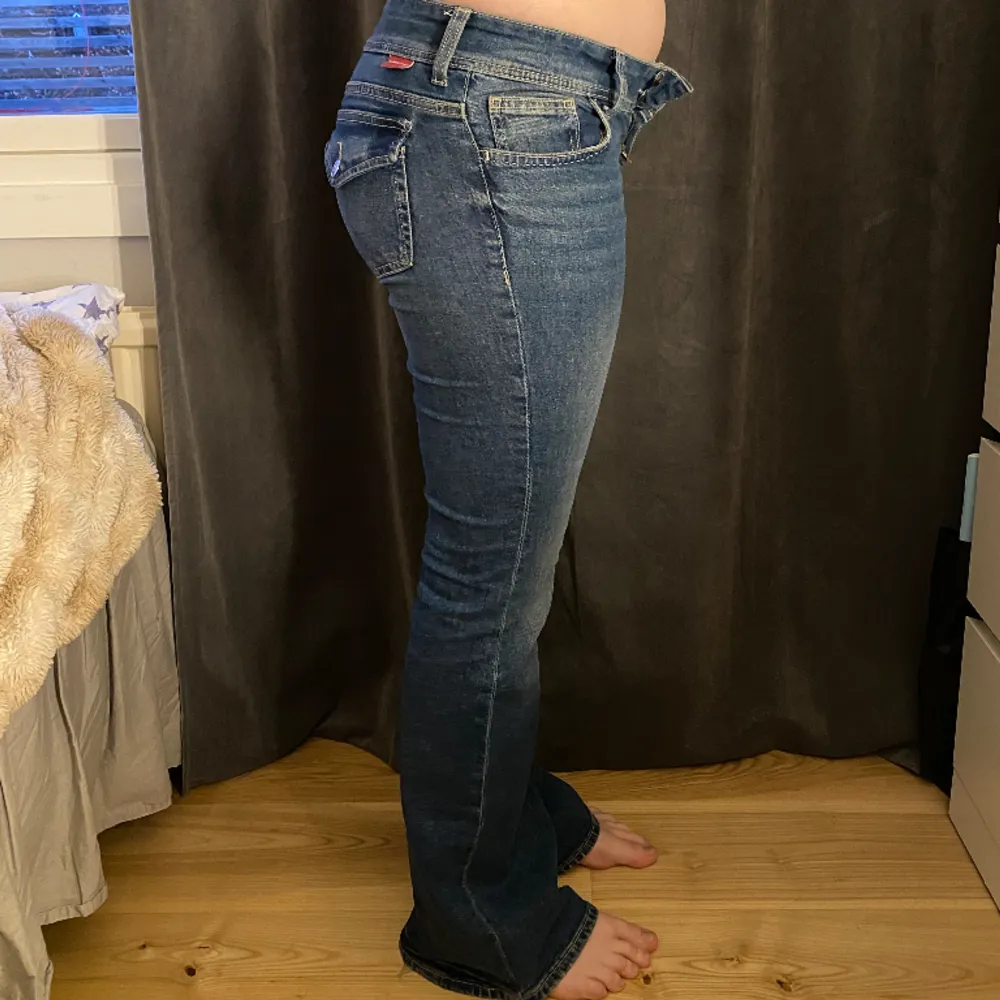 Blåa jeans i storlek 38 (midja 39 rakt över, innerbenslängd 84) dom är i bra skick. . Jeans & Byxor.