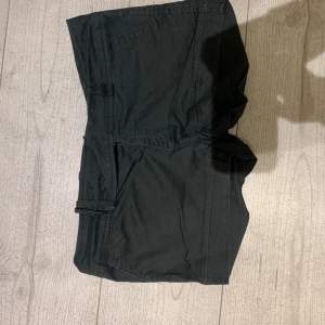 Svarta lågmidjade shorts