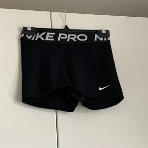 Shorts  - Träningsshorts i storlek S, använda fåtal gånger så i gott skick förutom att de gått upp pyttelite i sömmen bak(se andra bilden)