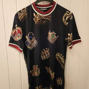 En helt ny Dolce Gabbana T-shirt som aldrig blivit använd. Storlek 52. 